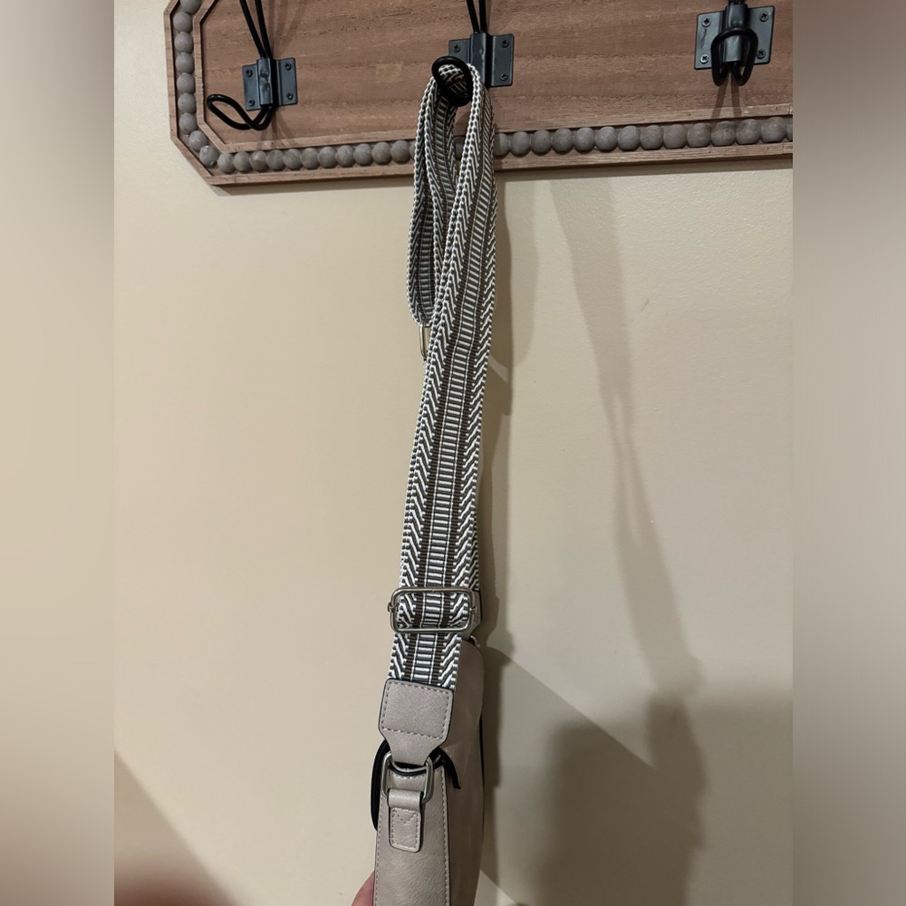 Bostanten Crossbody Bag - Picture 6 of 6